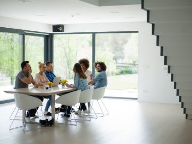 Çok ırklı başlangıç iş takım bir toplantıda 