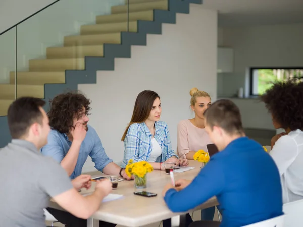 Equipo de negocios multiétnico en una reunión — Foto de Stock