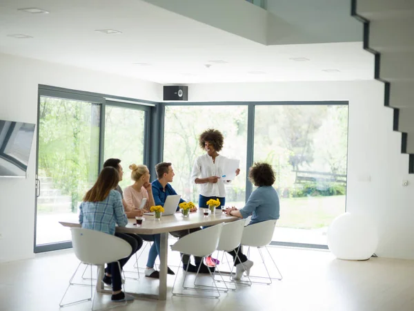 Equipo de negocios multiétnico en una reunión — Foto de Stock