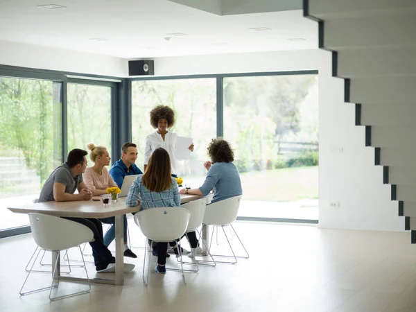 Multi-etnisch opstarten Business Team tijdens een vergadering — Stockfoto