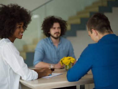 Çok ırklı başlangıç iş takım vasıl A toplantıda modern ofis 