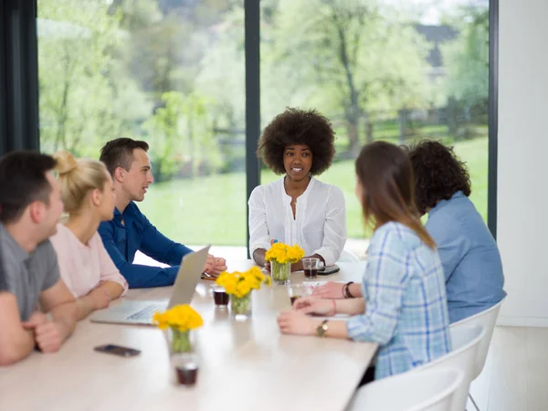 Equipo de negocios multiétnico en una reunión — Foto de Stock