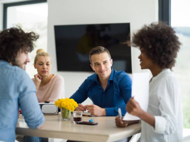 Çok ırklı başlangıç iş takım vasıl A toplantıda modern ofis 