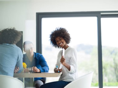 Çok ırklı başlangıç iş takım vasıl A toplantıda modern ofis 
