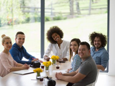 Çok ırklı başlangıç iş takım bir toplantıda 