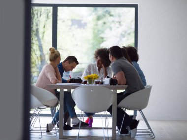 Çok ırklı başlangıç iş takım bir toplantıda 