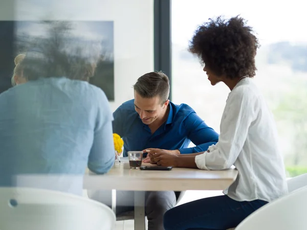 L'équipe d'affaires de démarrage multiethnique à une réunion au bureau moderne — Photo