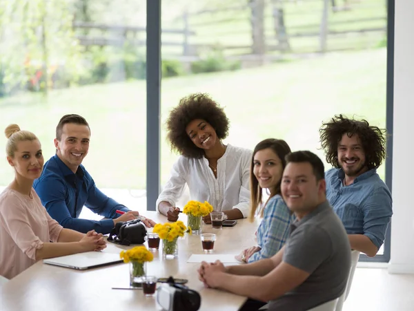 Çok ırklı başlangıç iş takım bir toplantıda 