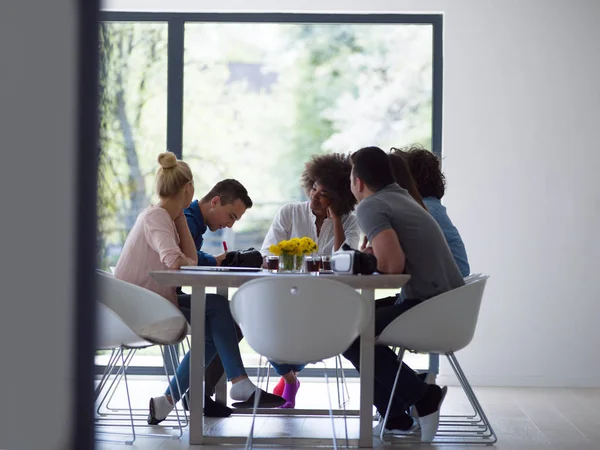 Çok ırklı başlangıç iş takım bir toplantıda 