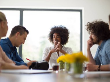 Çok ırklı başlangıç iş takım bir toplantıda 
