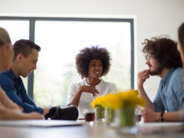Çok ırklı başlangıç iş takım bir toplantıda 