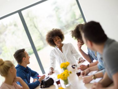 Çok ırklı başlangıç iş takım bir toplantıda 