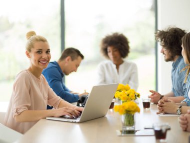 Çok ırklı başlangıç iş takım bir toplantıda 
