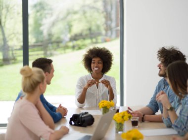 Çok ırklı başlangıç iş takım bir toplantıda 