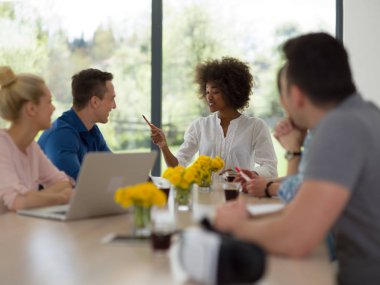 Çok ırklı başlangıç iş takım bir toplantıda 