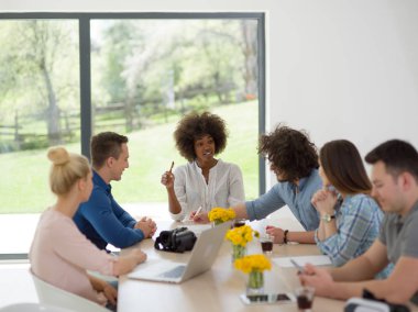Çok ırklı başlangıç iş takım bir toplantıda 