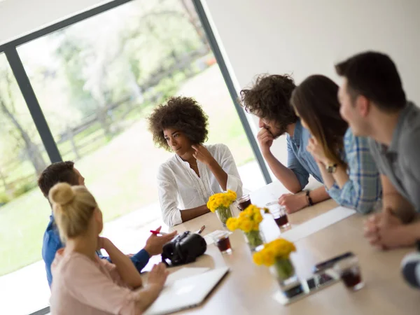 Çok ırklı başlangıç iş takım bir toplantıda 