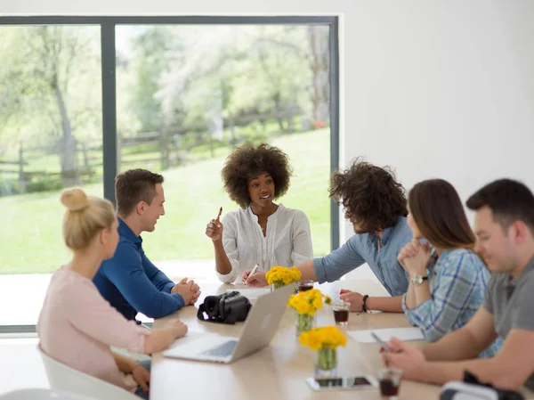 Çok ırklı başlangıç iş takım bir toplantıda 
