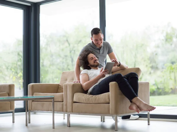 Casal gay no conceito de casa — Fotografia de Stock