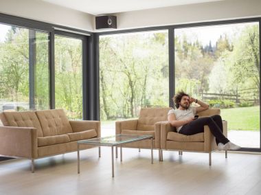 genç adam bir cep telefonu evde kullanma