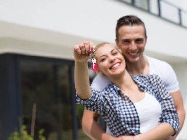 yeni lüks ev önünde sevmek çift