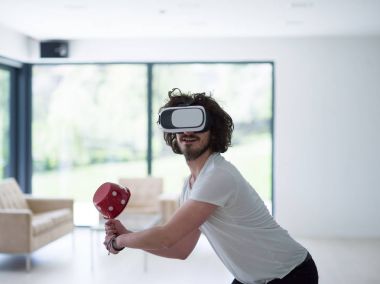 sanal gerçeklik VR-kulaklık gözlük kullanan adam