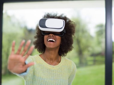 siyah kadın VR kulaklık gözlükle sanal gerçeklik