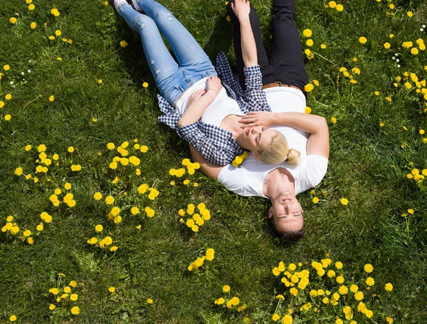 Homme et femme couchés sur l'herbe — Photo