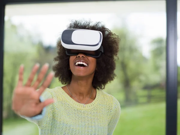 siyah kadın VR kulaklık gözlükle sanal gerçeklik