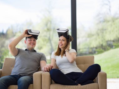 Sanal gerçeklik kulaklık kullanarak çift