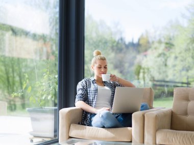 kahve zevk rahatlatıcı yaşam tarzı içme kadın