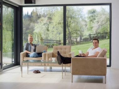 evde rahatlatıcı tablet ve dizüstü bilgisayarlar ile Çift