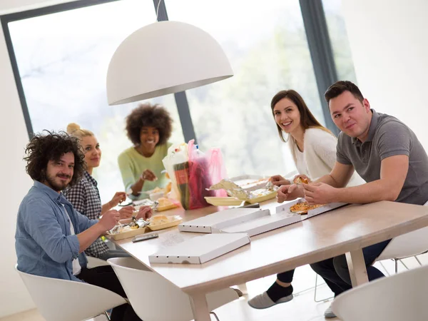 Grupo multiétnico de amigos felices hora del almuerzo —  Fotos de Stock