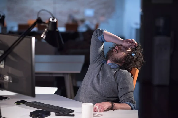 Empresário relaxante na mesa — Fotografia de Stock