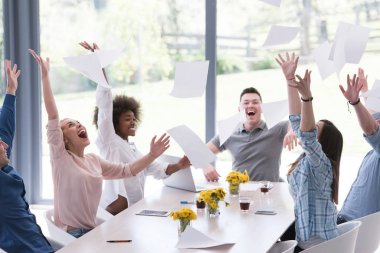 çok ırklı başlangıç grup genç iş adamları belgesel atma