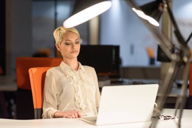 laptop gece başlangıç ofiste çalışan kadın