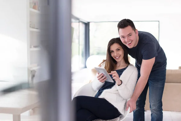 Couple utilisant une tablette à la maison — Photo