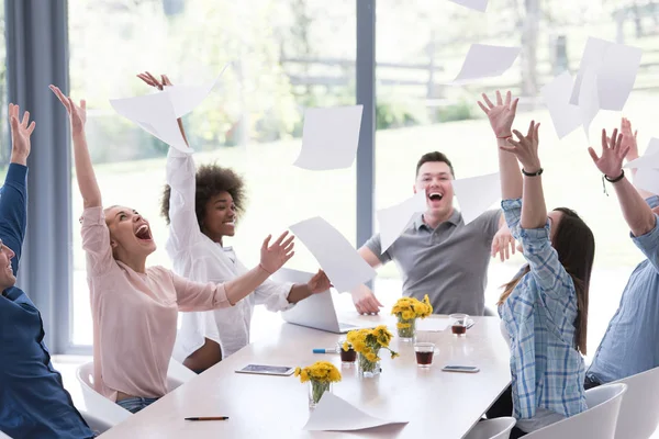 çok ırklı başlangıç grup genç iş adamları belgesel atma