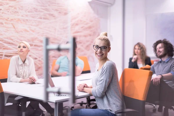 Başlangıç iş takım bir toplantıda 