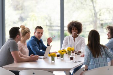 Çok ırklı bir girişim ekibi toplandı