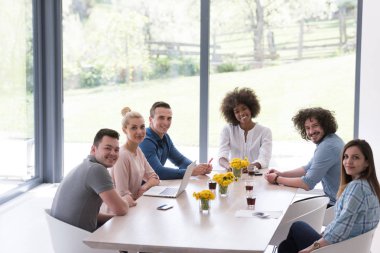 Çok ırklı bir girişim ekibi toplandı