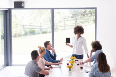 Çok ırklı bir girişim ekibi toplandı