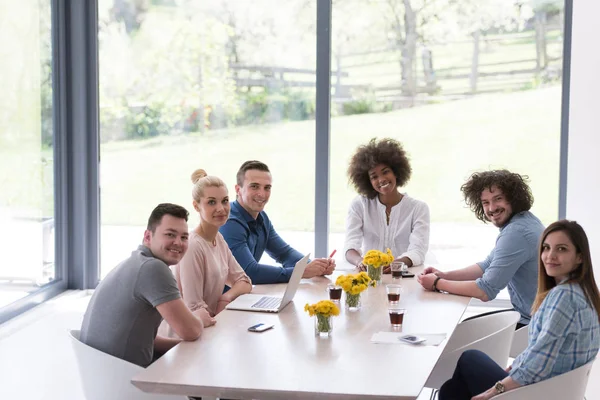 Çok ırklı bir girişim ekibi toplandı