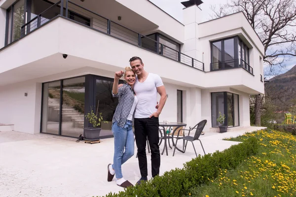 Couple étreignant devant la nouvelle maison de luxe — Photo