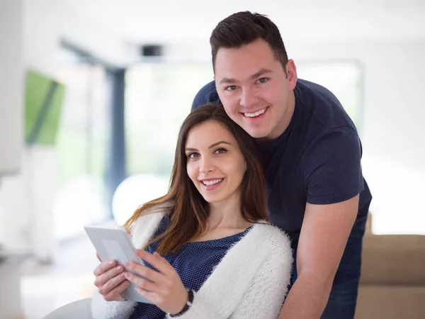 Casal usando tablet em casa — Fotografia de Stock