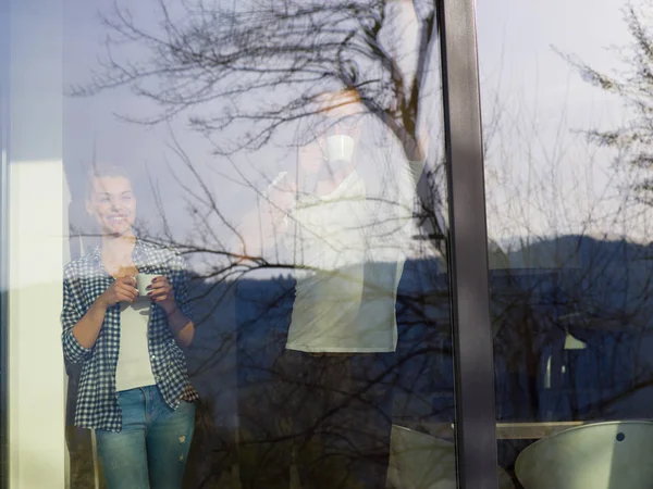 Jovem casal desfrutando de café da manhã — Fotografia de Stock