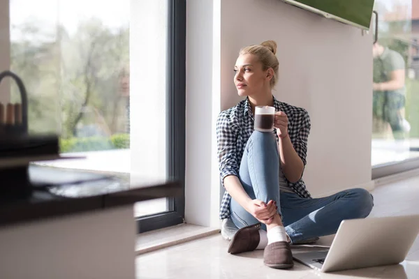 Ung kvinna dricker kaffe njuter av avkopplande livsstil — Stockfoto