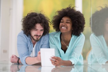 Çift birlikte evde tablet bilgisayarınızla rahatlatıcı