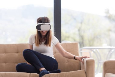 sanal gerçeklik VR-kulaklık gözlük kullanan kadın