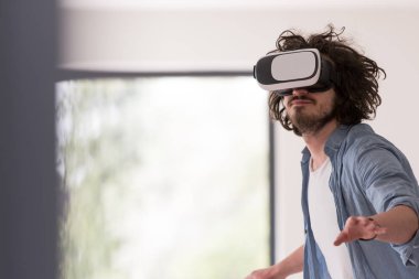 sanal gerçeklik VR-kulaklık gözlük kullanan adam